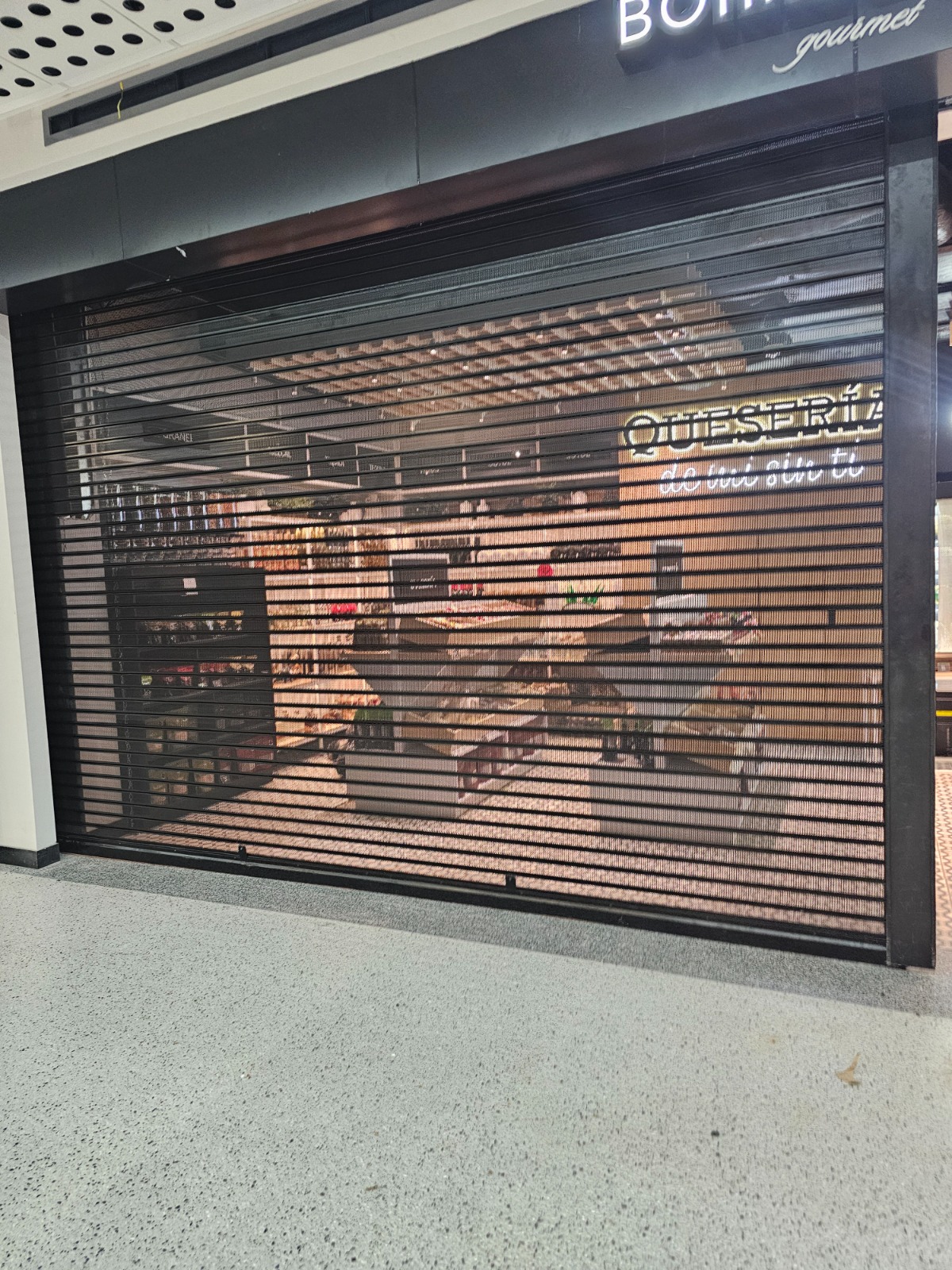 Cortina metálica perforada para escaparate y diseño comercial
