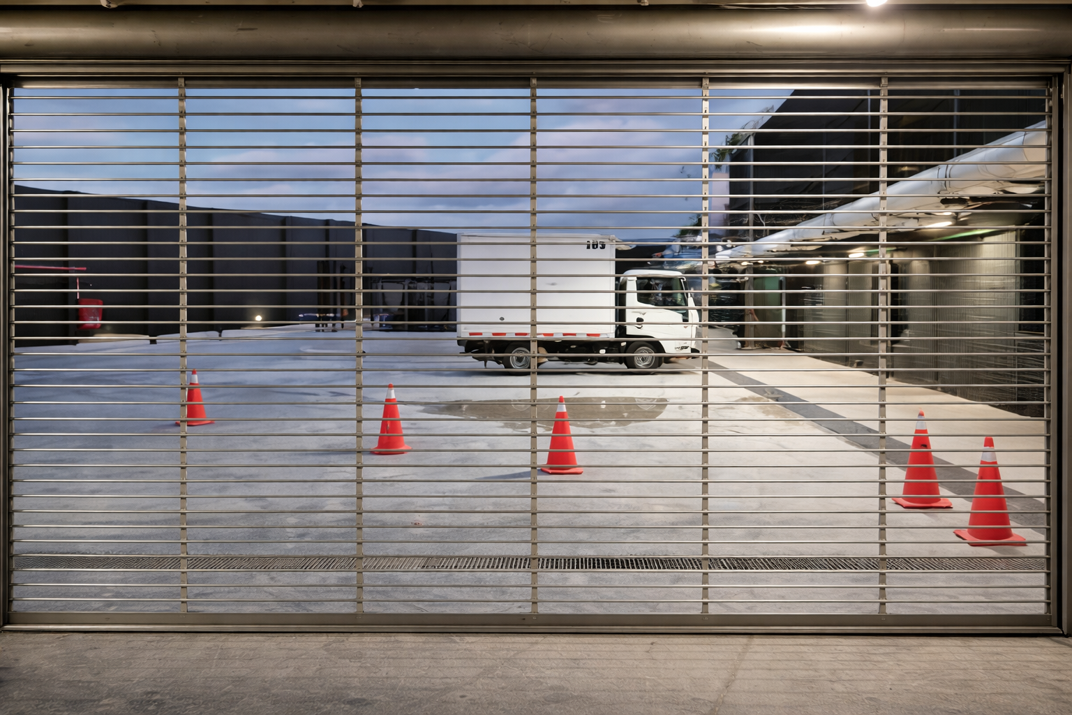 Cortina metálica tubular con visibilidad para estacionamiento