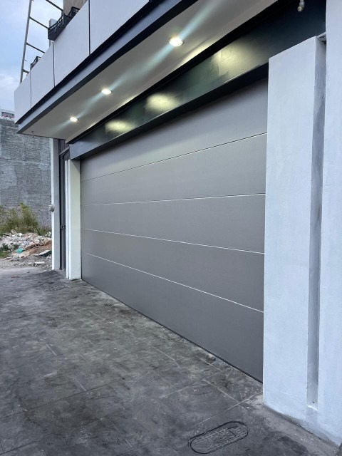 Cortina metálica para cochera y acceso vehicular residencial